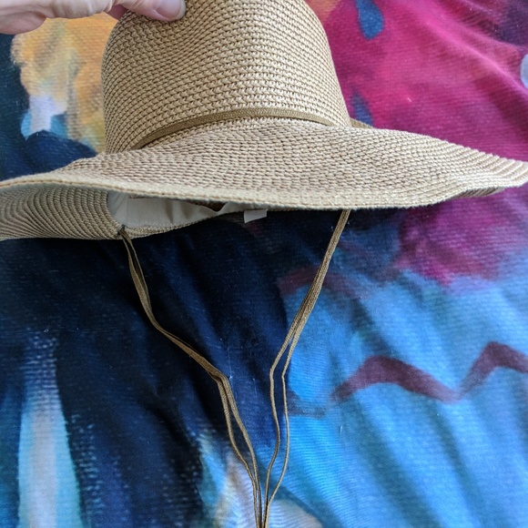 Straw colored Hat - Picture 2 of 5